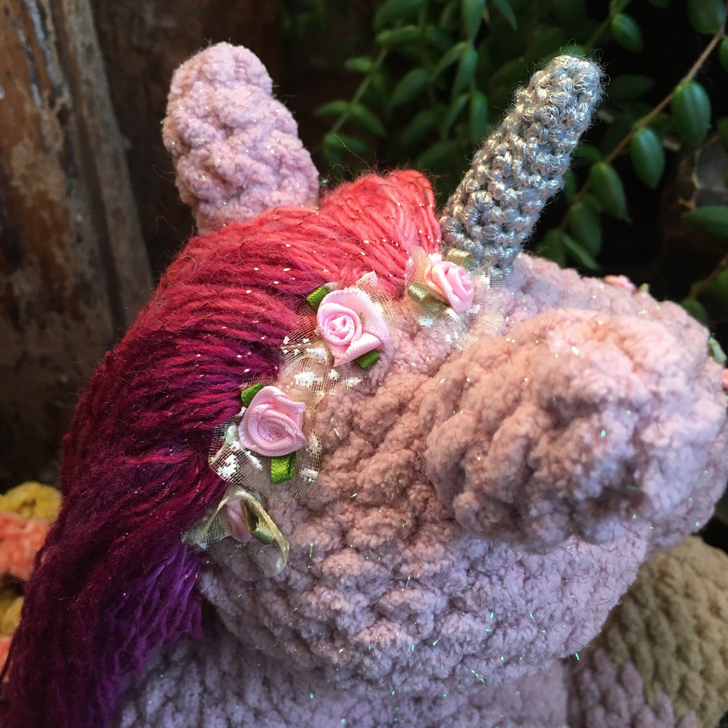 LÉNA LA LICORNE BLING-BLING À COIFFER aux couleurs scintillantes rose et beige, cadeau unique très girly, Peut être personnalisée en TOUTOU DE NAISSANCE
