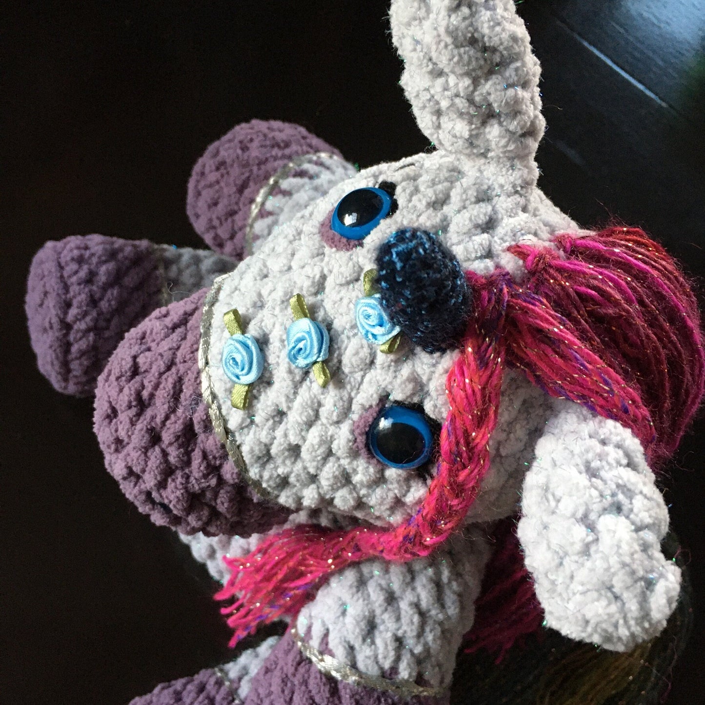 TESSA, LA LICORNE BLING-BLING À COIFFER aux couleurs scintillantes gris et mauve, cadeau unique très girly, Peut être personnalisée en TOUTOU DE NAISSANCE