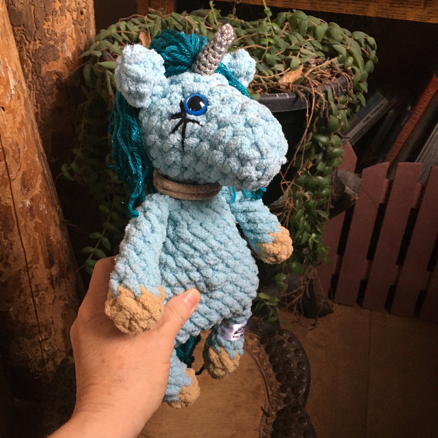 La PETITE LICORNE À COIFFER aux couleurs Aqua, peluche fait au crochet avec fil scintillants BLING-BLING