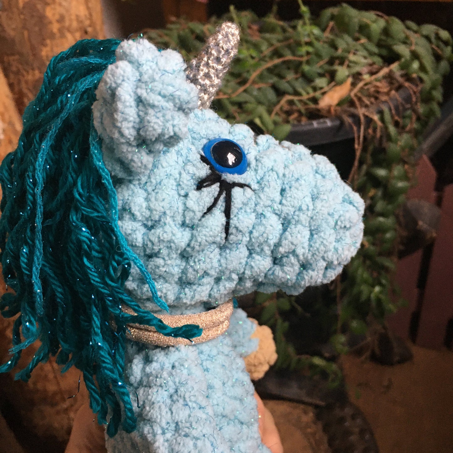 La PETITE LICORNE À COIFFER aux couleurs Aqua, peluche fait au crochet avec fil scintillants BLING-BLING