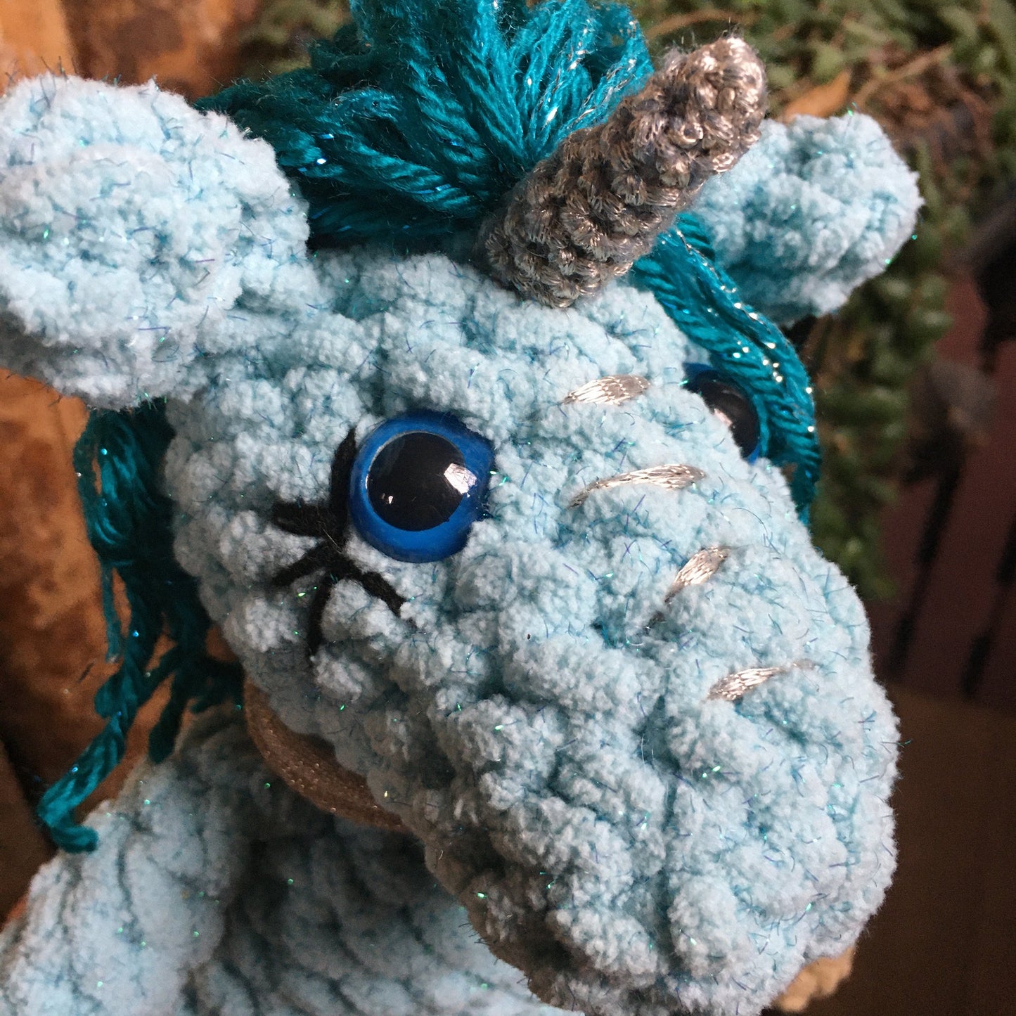 La PETITE LICORNE À COIFFER aux couleurs Aqua, peluche fait au crochet avec fil scintillants BLING-BLING