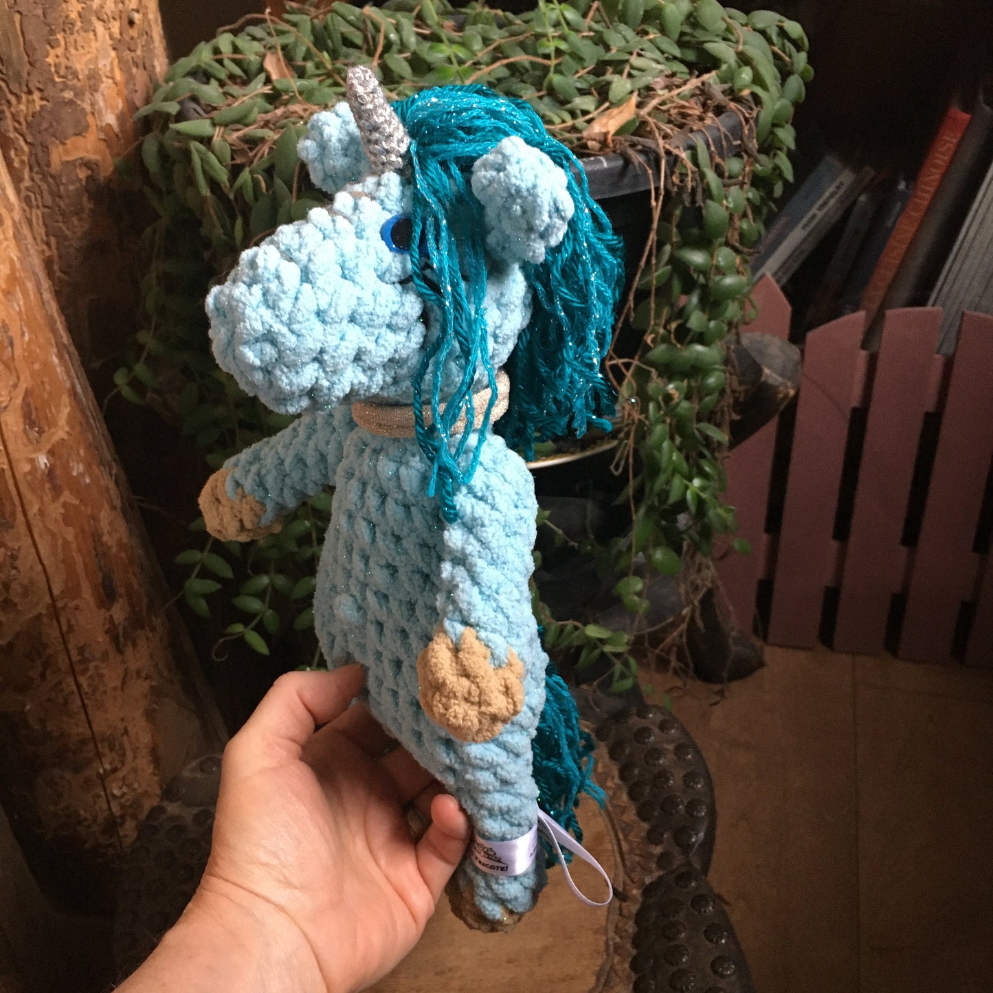 La PETITE LICORNE À COIFFER aux couleurs Aqua, peluche fait au crochet avec fil scintillants BLING-BLING